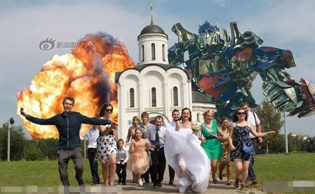 Ảnh cưới tái hiện lại khung cảnh của bộ phim Robot đại chiến
