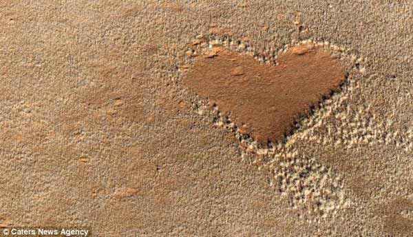 Hình trái tim khổng lồ ở lòng hồ xanh biếc - 5