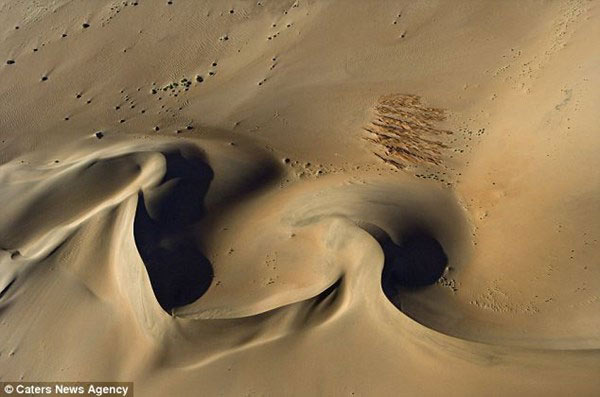 Hình trái tim khổng lồ ở lòng hồ xanh biếc - 2