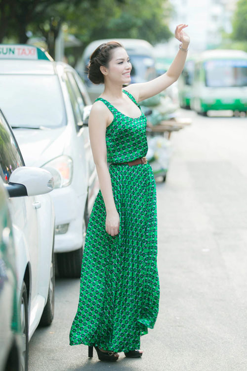 Quách An An mong manh váy dài trên phố - 4