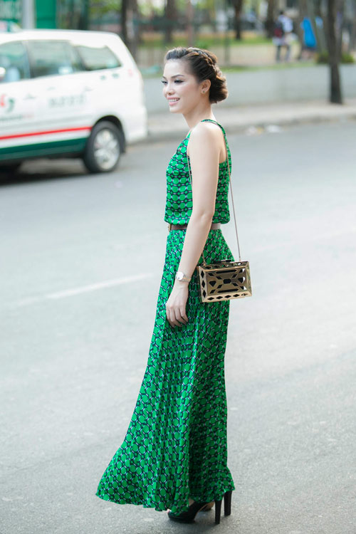 Quách An An mong manh váy dài trên phố - 7