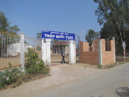 Chưa nhận tiền tài trợ đã ra lệnh đập trường - 2