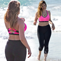 Bí quyết mặc đẹp - Kelly Brook lộ thân hình ngấn mỡ trên biển