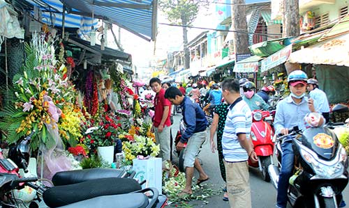 Valentine: Giá hoa tươi thay đổi từng giờ - 4