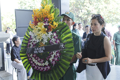 Nghệ sỹ Việt đến viếng cha ĐD Quang Dũng - 10