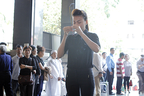 Nghệ sỹ Việt đến viếng cha ĐD Quang Dũng - 2