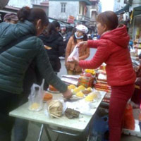 Thị trường - Tiêu dùng - Rằm tháng Giêng: Hoa quả, xôi giò đắt như Tết