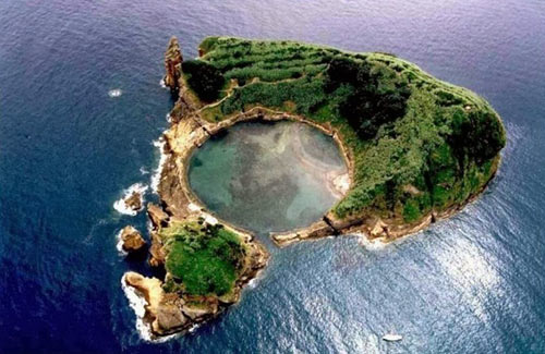 Tiểu đảo lạ kỳ được sinh ra từ miệng núi lửa - 1