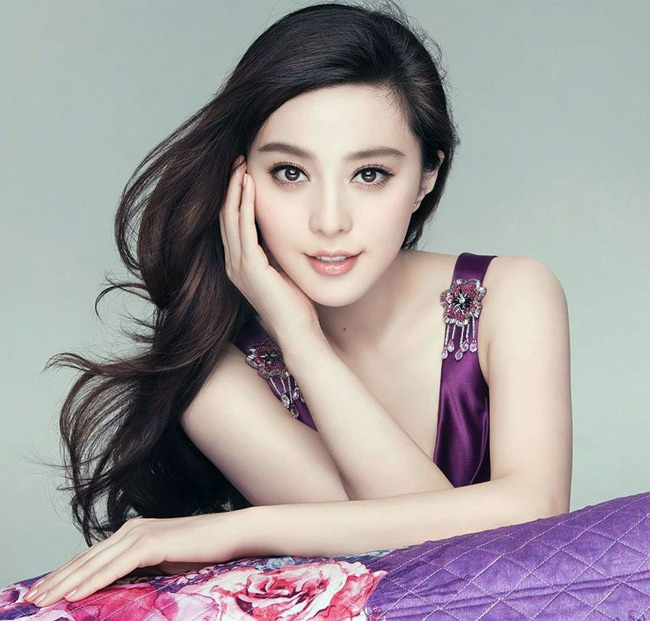 Cô cũng liên tục được bình chọn trong danh sách Top mỹ nhân đẹp tự nhiên của làng giải trí Hoa ngữ.
