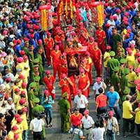 Tin tức trong ngày - 10.000 người chen chân xem lễ hội rước kiệu Bà