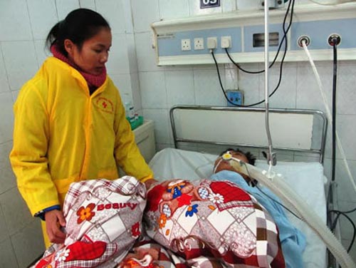 Vụ ngạt khí than: 1 người vẫn nguy kịch - 1