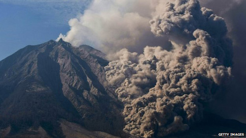 Indonesia chìm ngập trong tro bụi núi lửa - 1