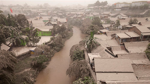 Indonesia chìm ngập trong tro bụi núi lửa - 3