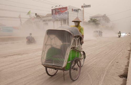 Indonesia chìm ngập trong tro bụi núi lửa - 8