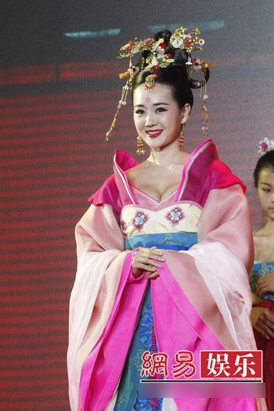 E thẹn ngắm thềm ngực sexy Phạm Băng Băng - 7