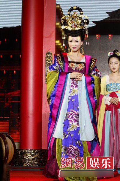 E thẹn ngắm thềm ngực sexy Phạm Băng Băng - 9