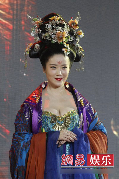 E thẹn ngắm thềm ngực sexy Phạm Băng Băng - 10