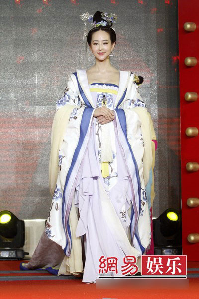 E thẹn ngắm thềm ngực sexy Phạm Băng Băng - 8