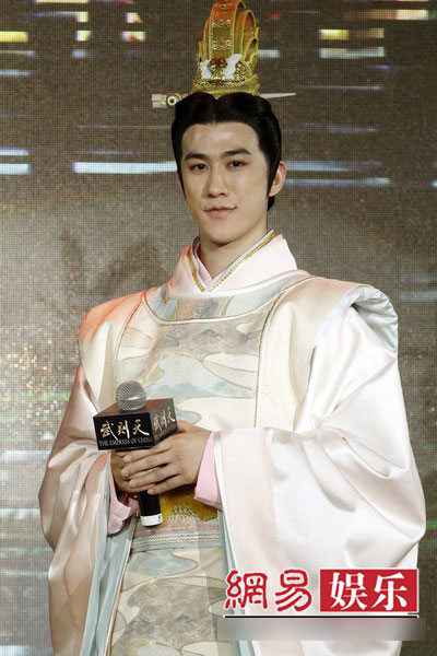 E thẹn ngắm thềm ngực sexy Phạm Băng Băng - 4