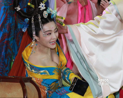 E thẹn ngắm thềm ngực sexy Phạm Băng Băng - 4