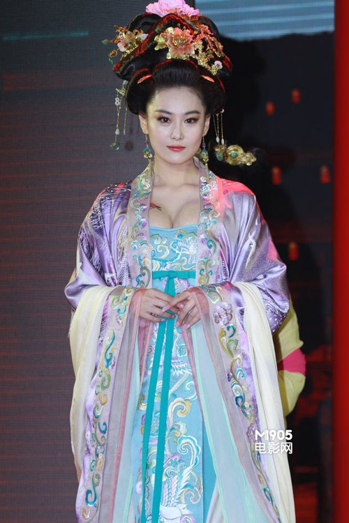 E thẹn ngắm thềm ngực sexy Phạm Băng Băng - 2