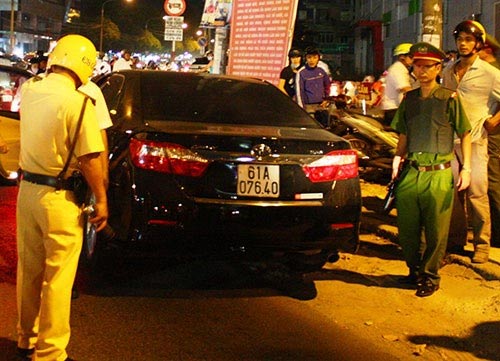 Tài xế hành hung một phụ nữ trên phố - 2