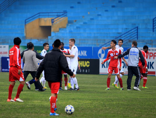 Bóng hồng Tây đến Hàng Đẫy cổ vũ Hải Phòng - 3