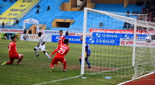 Bóng hồng Tây đến Hàng Đẫy cổ vũ Hải Phòng - 9