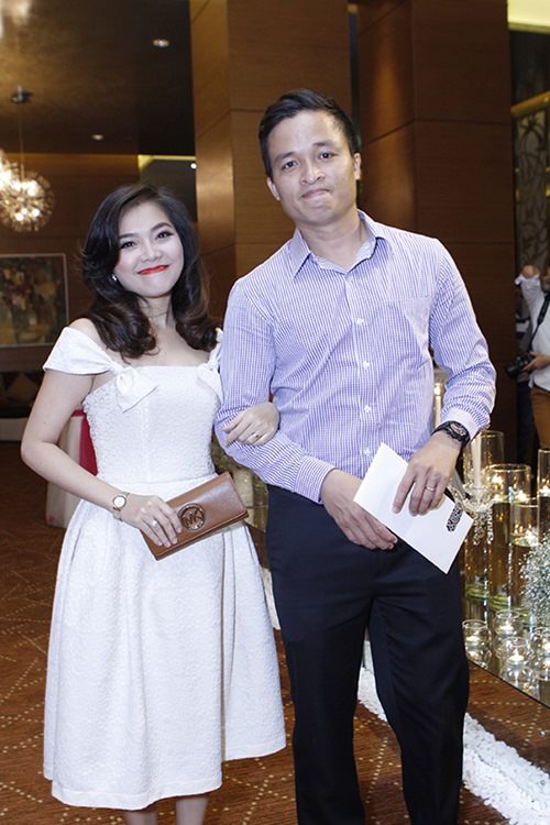 Ngô Quỳnh Anh ngại ngùng hôn chú rể - 13