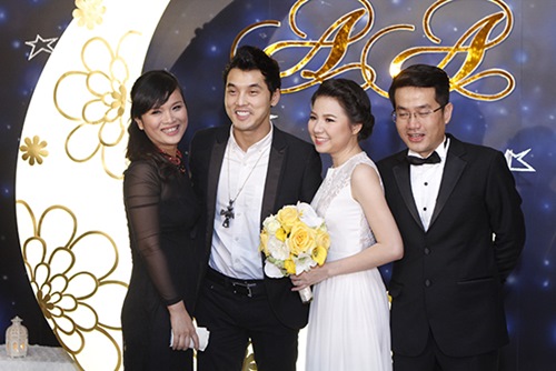 Ngô Quỳnh Anh ngại ngùng hôn chú rể - 10