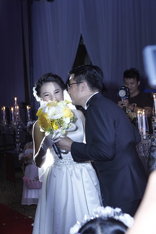 Ngô Quỳnh Anh ngại ngùng hôn chú rể - 3