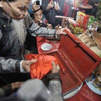 Tin tức trong ngày - Lễ hội phồn thực: Xem “chuyện ấy” để gặp may