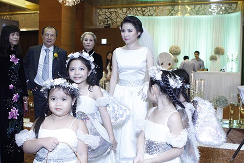 Ngô Quỳnh Anh ngại ngùng hôn chú rể - 5