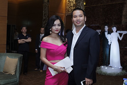 Ngô Quỳnh Anh ngại ngùng hôn chú rể - 11