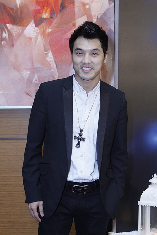 Ngô Quỳnh Anh ngại ngùng hôn chú rể - 9