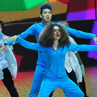 Sao ngoại-sao nội - Hữu Long làm người điên trốn viện