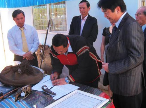 Tặng đồ nghề "Vua săn voi" Ama Kông cho bảo tàng - 2