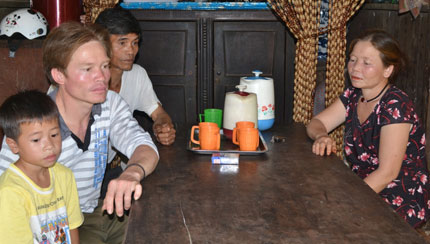 Lạ lùng gia đình "Tây" giữa đại ngàn - 1