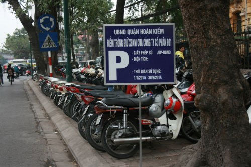 Ô tô "vô tư" vây kín vỉa hè Bộ GTVT - 1