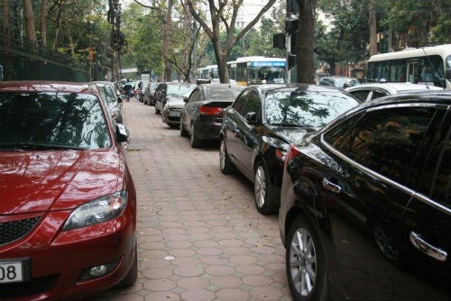 Ô tô "vô tư" vây kín vỉa hè Bộ GTVT - 12