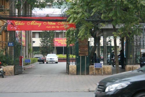 Ô tô "vô tư" vây kín vỉa hè Bộ GTVT - 14