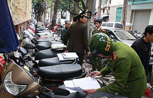 Ô tô "vô tư" vây kín vỉa hè Bộ GTVT - 13