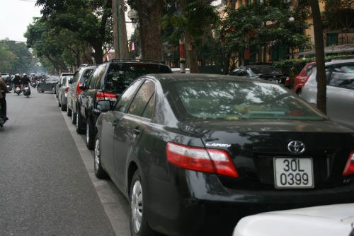 Ô tô "vô tư" vây kín vỉa hè Bộ GTVT - 2