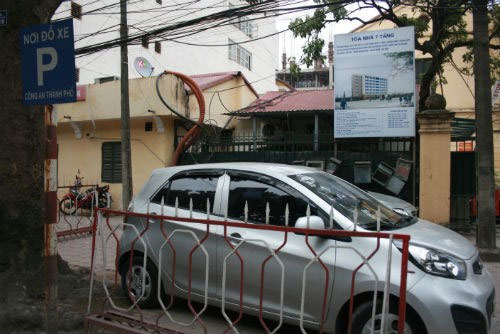 Ô tô "vô tư" vây kín vỉa hè Bộ GTVT - 3