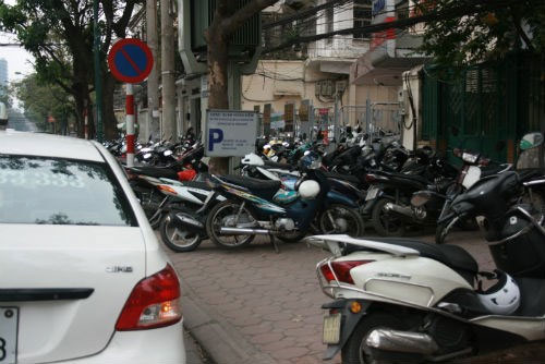 Ô tô "vô tư" vây kín vỉa hè Bộ GTVT - 4