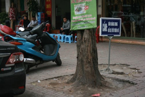 Ô tô "vô tư" vây kín vỉa hè Bộ GTVT - 5