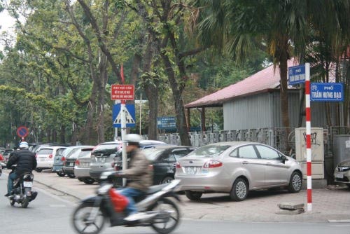 Ô tô "vô tư" vây kín vỉa hè Bộ GTVT - 7