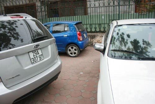 Ô tô "vô tư" vây kín vỉa hè Bộ GTVT - 9