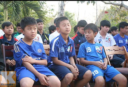 Phạm Văn Mách truyền cảm hứng cho U19 VN - 6