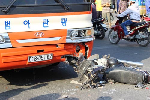 Xe tải đâm xe máy, hai con thoát nạn, mẹ tử vong - 2